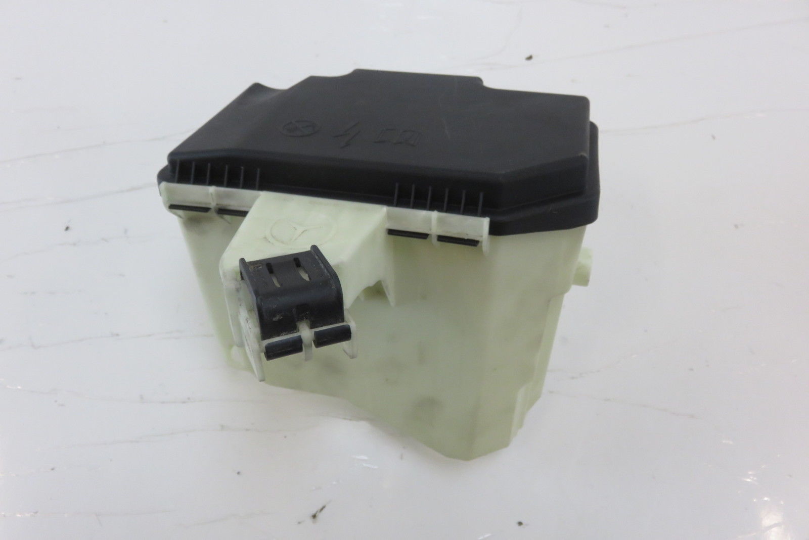 ... Mercedes W222 S550 fuse box housing w/cover 2225400024 2225400082