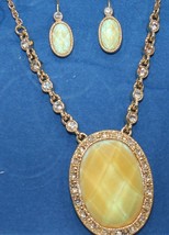 Avon White Opalesque Medallion Gift Set 2007 - $17.09