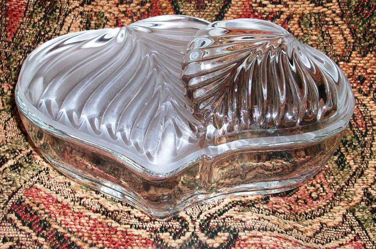 Frosted Etched Double Heart Design Bowl & Lid 5" x 3" x 1.5" Candy Dish