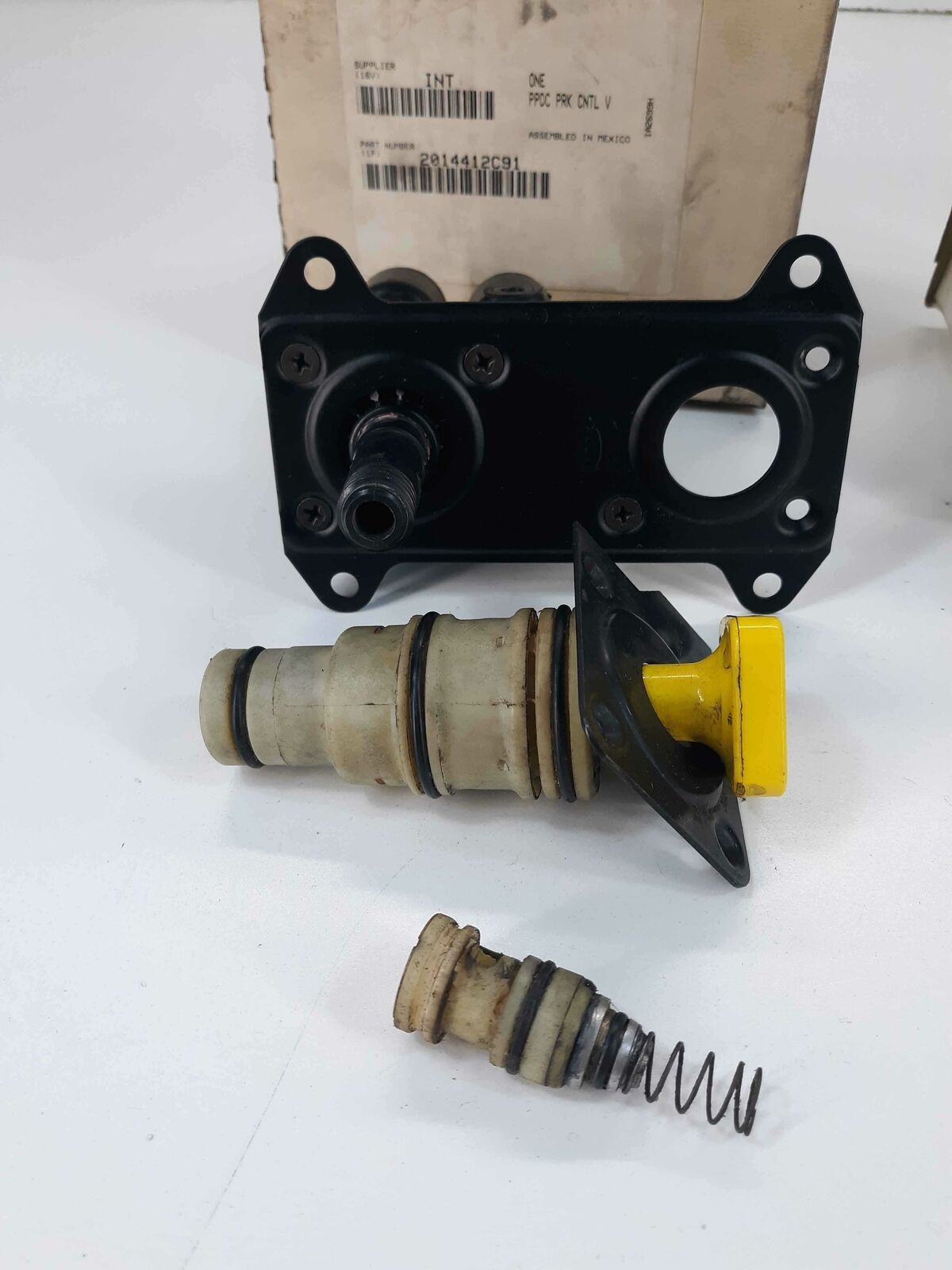 Bendix 2014412C91 Parking Brake Dash Control Valve Other Business