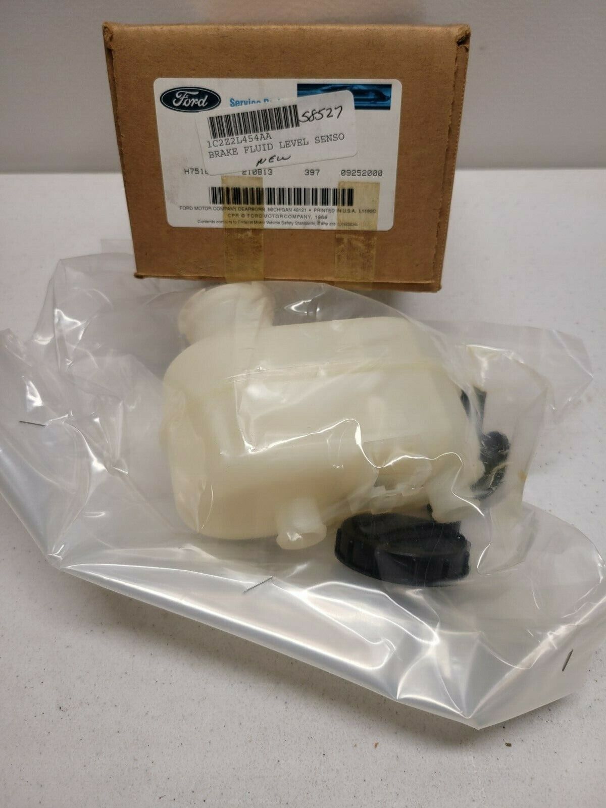 NEW OEM FORD ECONOLINE BRAKE MASTER CYLINDER RESERVOIR with Sensor E350