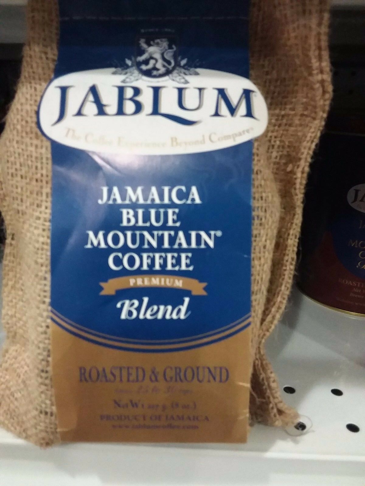 Jamaica blue mountain кофе. Blue Mountain Blend Coffee. Jamaican Blue Mountain Coffee. Ямайка Блю Маунтин кофе. Кофе Blue Mountain молотый.