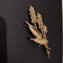 Vintage Wheat Stalk Brooch, Textured Gold Tone, harvest autumn mid-century MCM image 2