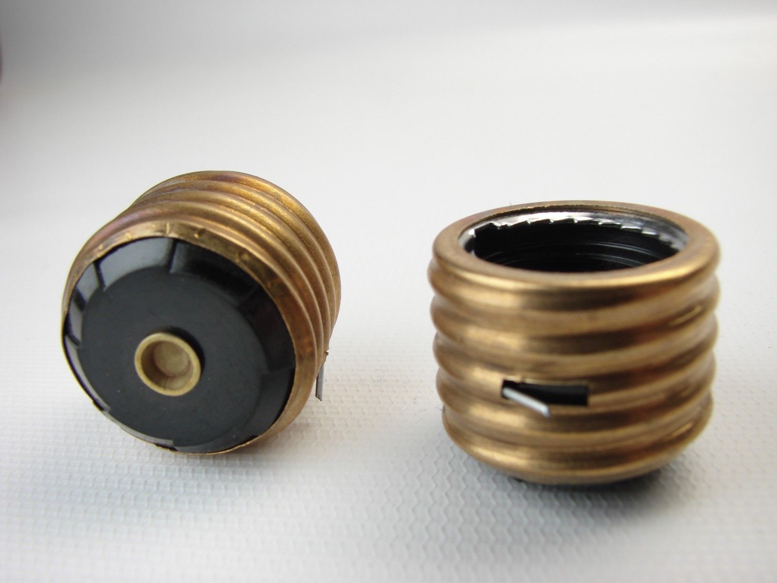 (2) Buss SA10 Type S Plug Fuse Adapters Fustat 10 Amp 125 Volt (T71