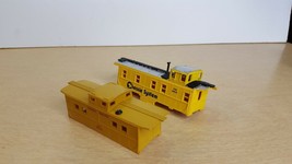 Life-Like &amp; Lionel HO Scale Train Set of 2 Caboose Yellow For Parts or R... - $11.64