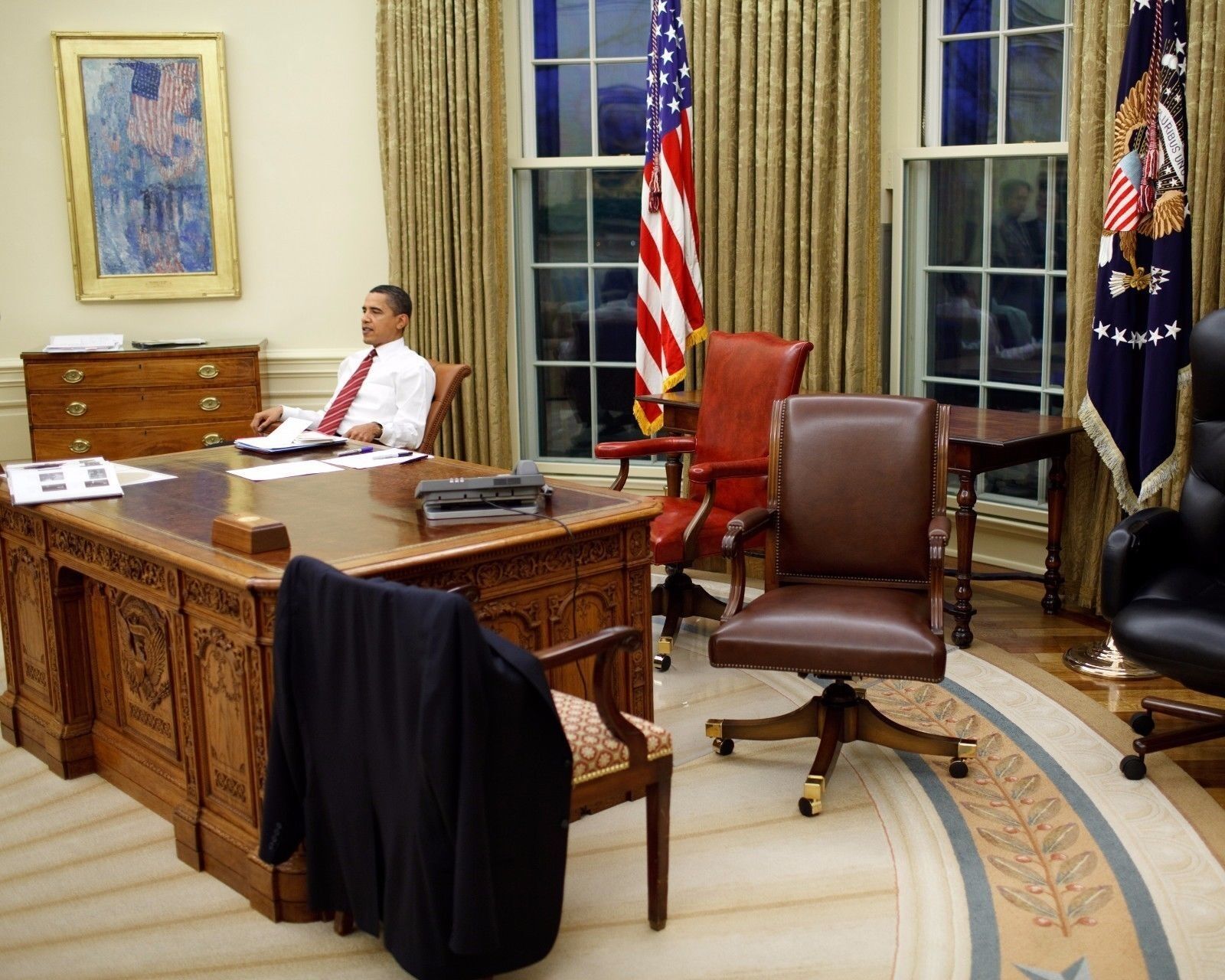 President Barack Obama tries out desk chairs in the Oval Office Photo ...