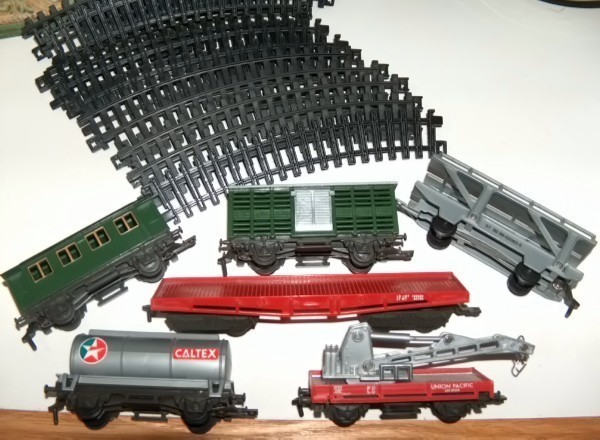 New Ray Hard Plastic Train Cars and Track - Other OO Scale