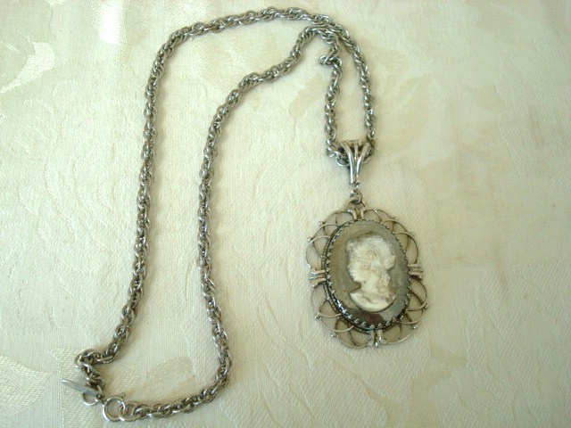 Vintage Silvertone Whiting /& Davis Cameo Pendant Necklace Whiting and Davis