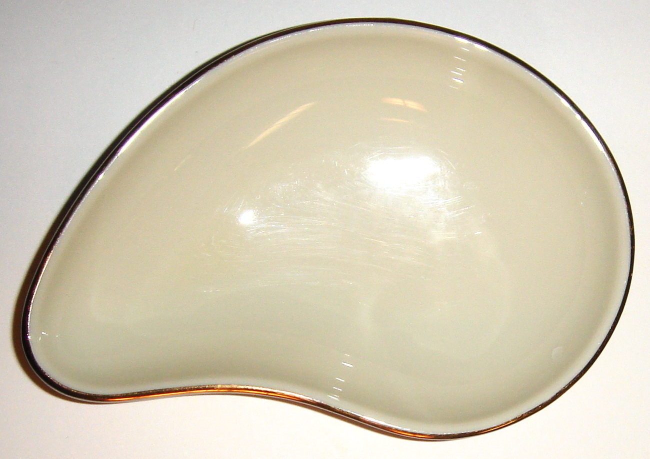 Small Sea Shell Shaped Ivory Soap Dish w/ Gold Trim Home & Garden