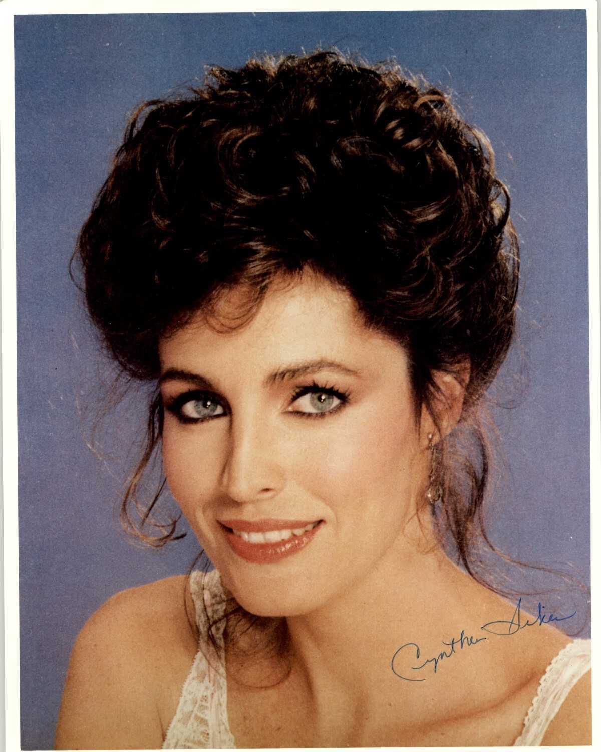 Cynthia Sikes Signed Autographed Glossy 8x10 Photo - Photographs