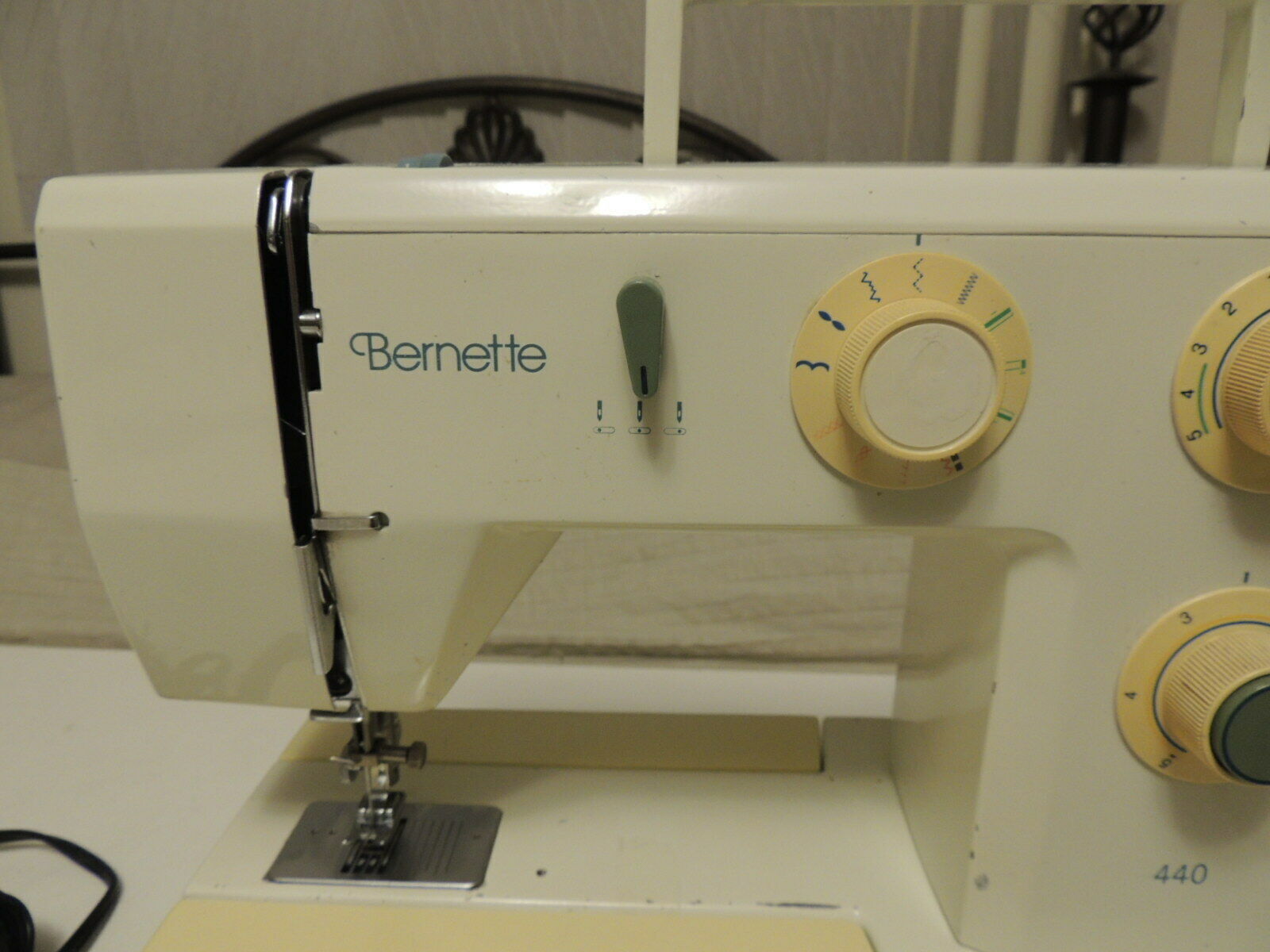 BERNINA 440 Sewing Machine With Foot Control Pedal Machines