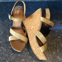 Ugg Metallic Gold Coast Leather Jazmine Sandal, S/N 1008355, Women Size10 - $79.00