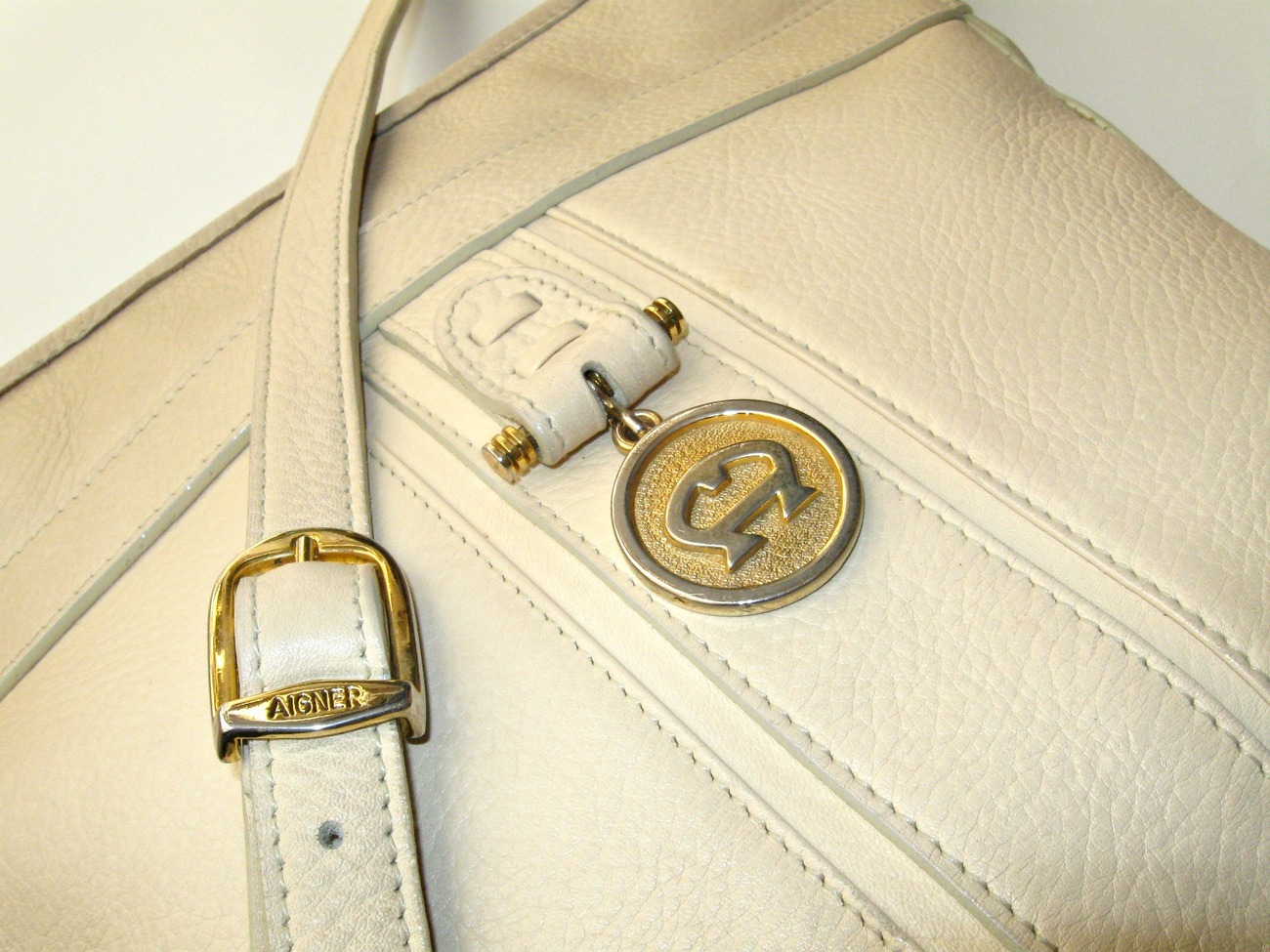 Vintage Aigner cream colored leather shoulder purse. Pockets, zipper ...
