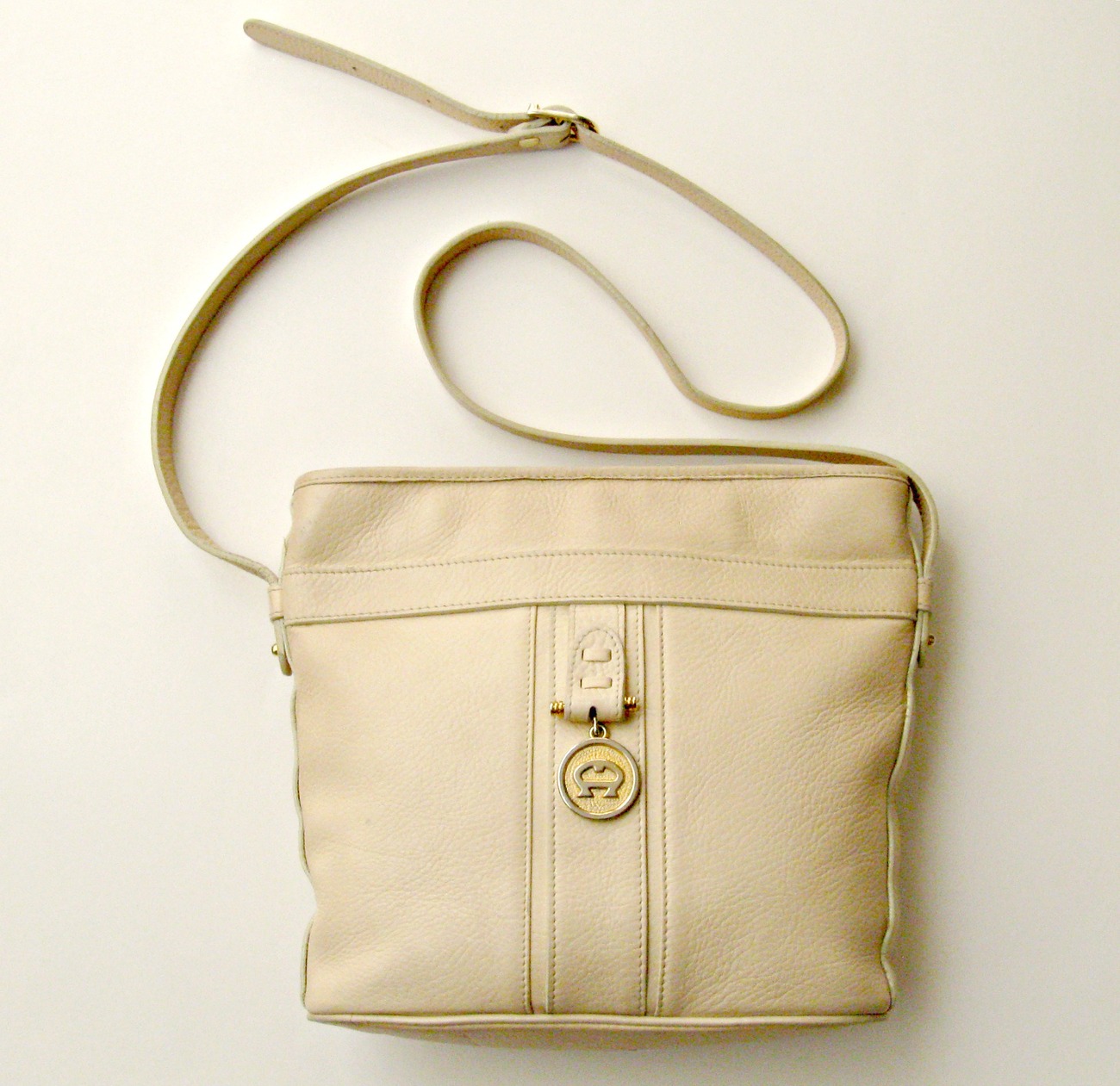 Vintage Aigner cream colored leather shoulder purse. Pockets, zipper