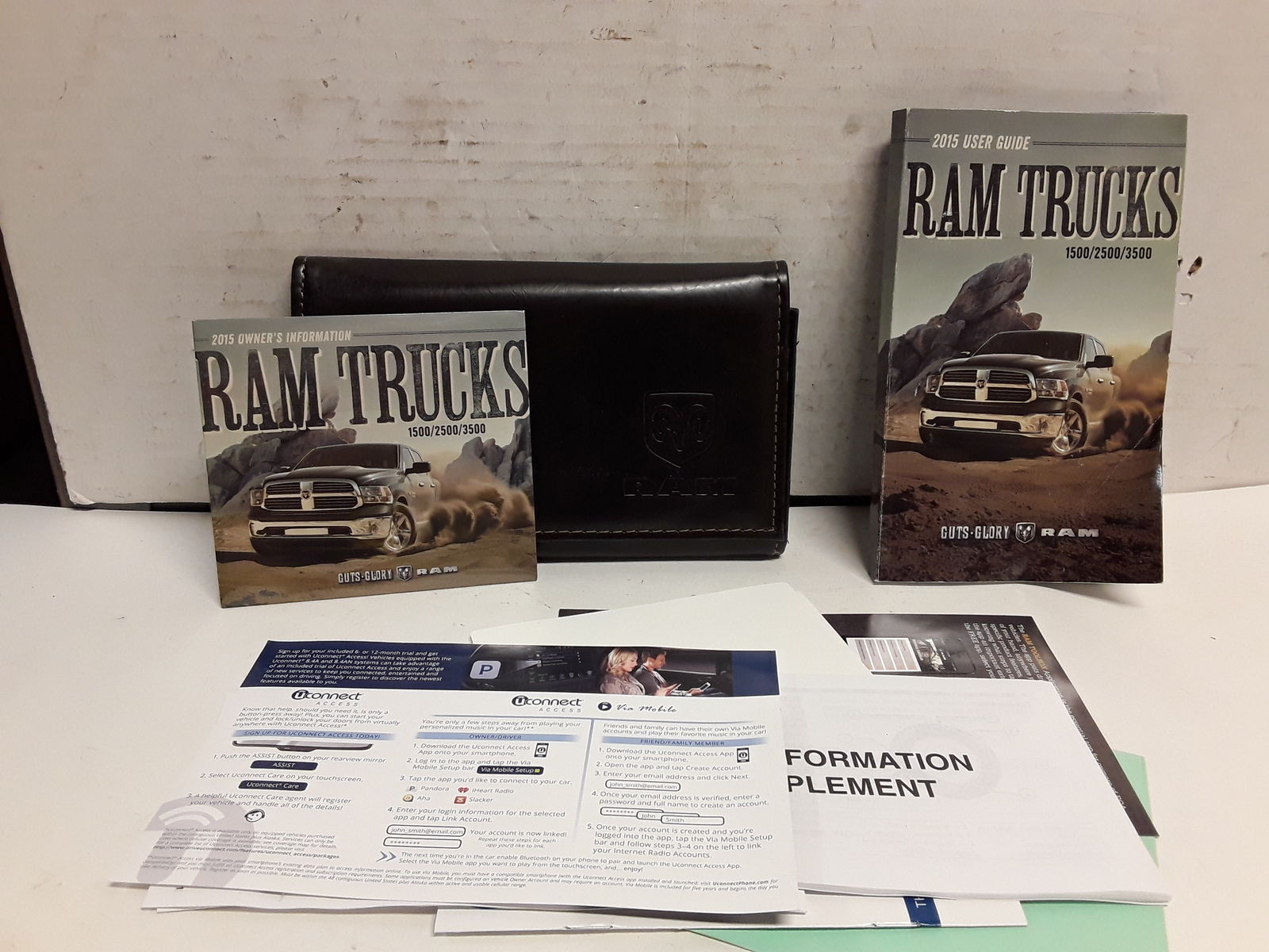 2015 Dodge Ram Trucks 1500/2500/3500 Owners Manual by Dodge Nonfiction