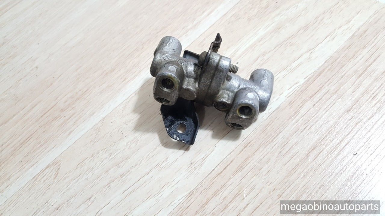 1992-1993 HONDA lx dx accord dual proportioning valve brake 46210-SM4