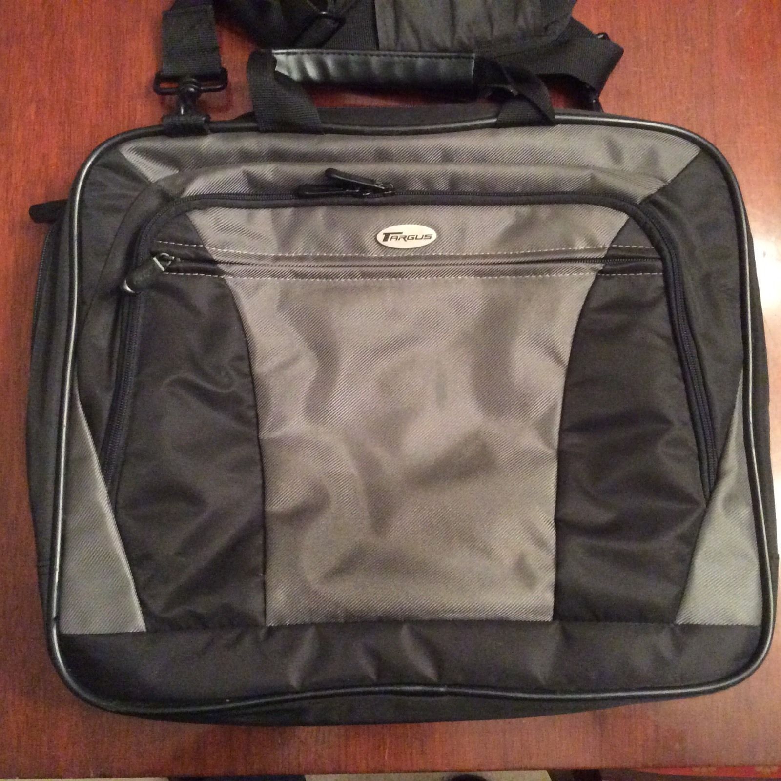 Targus Padded Laptop Messenger Black Bag with Shoulder Strap 16" Wide Laptop Cases & Bags