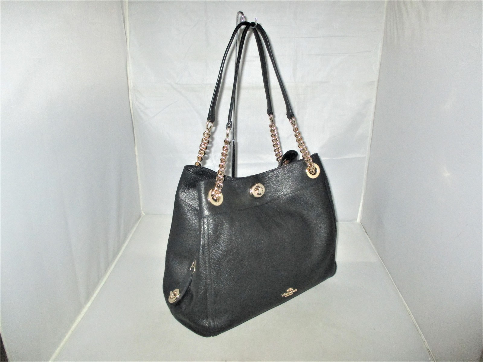 coach black pebbled leather shoulder bag