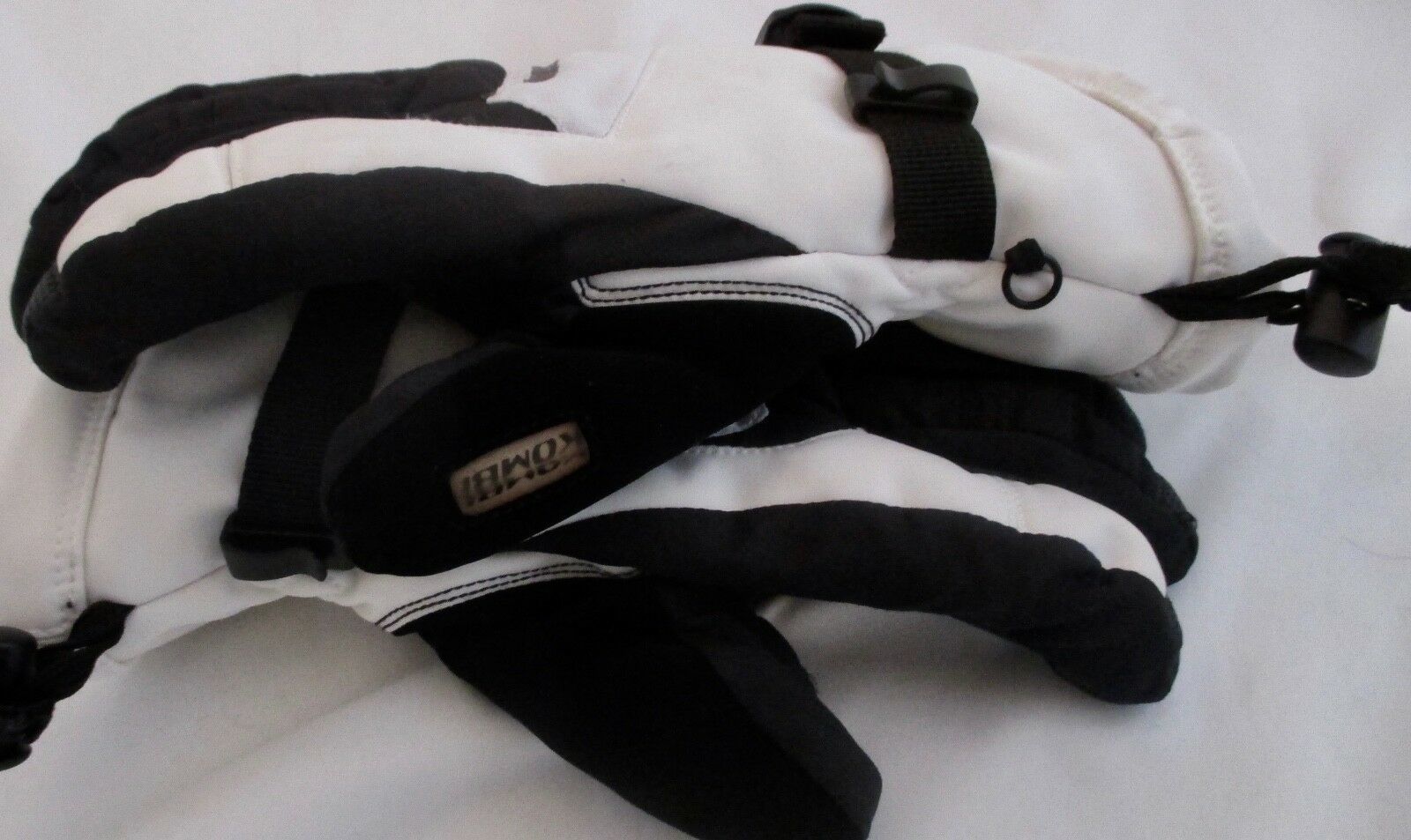 Kombi Junior Storm Cuff III Gloves/& Knit Cap Bundle
