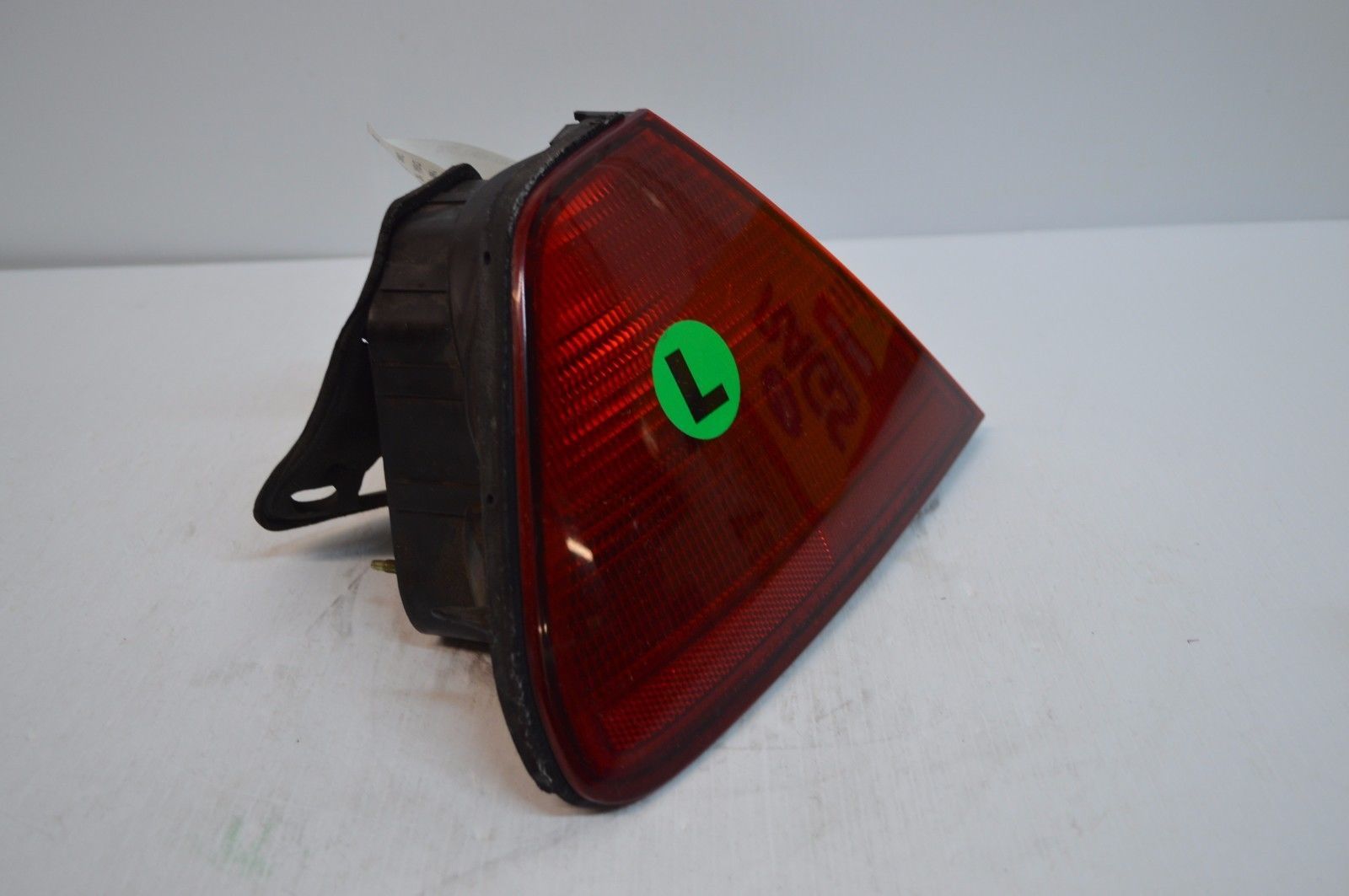 19982002 HONDA ACCORD TAIL LIGHT LEFT BRAKE LIGHT ASSEMBLY AE180083