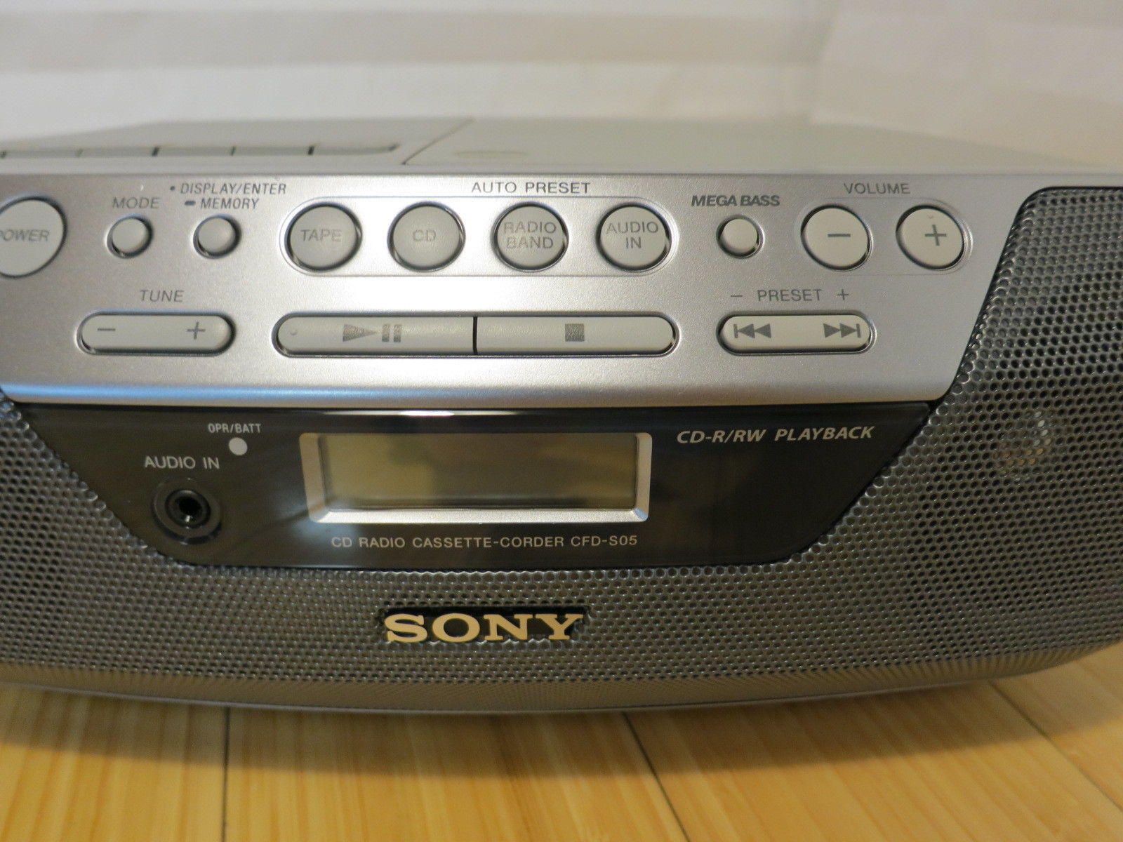 SONY CD AM FM Radio Cassette Boombox Mega Bass CFDS05 Excellent