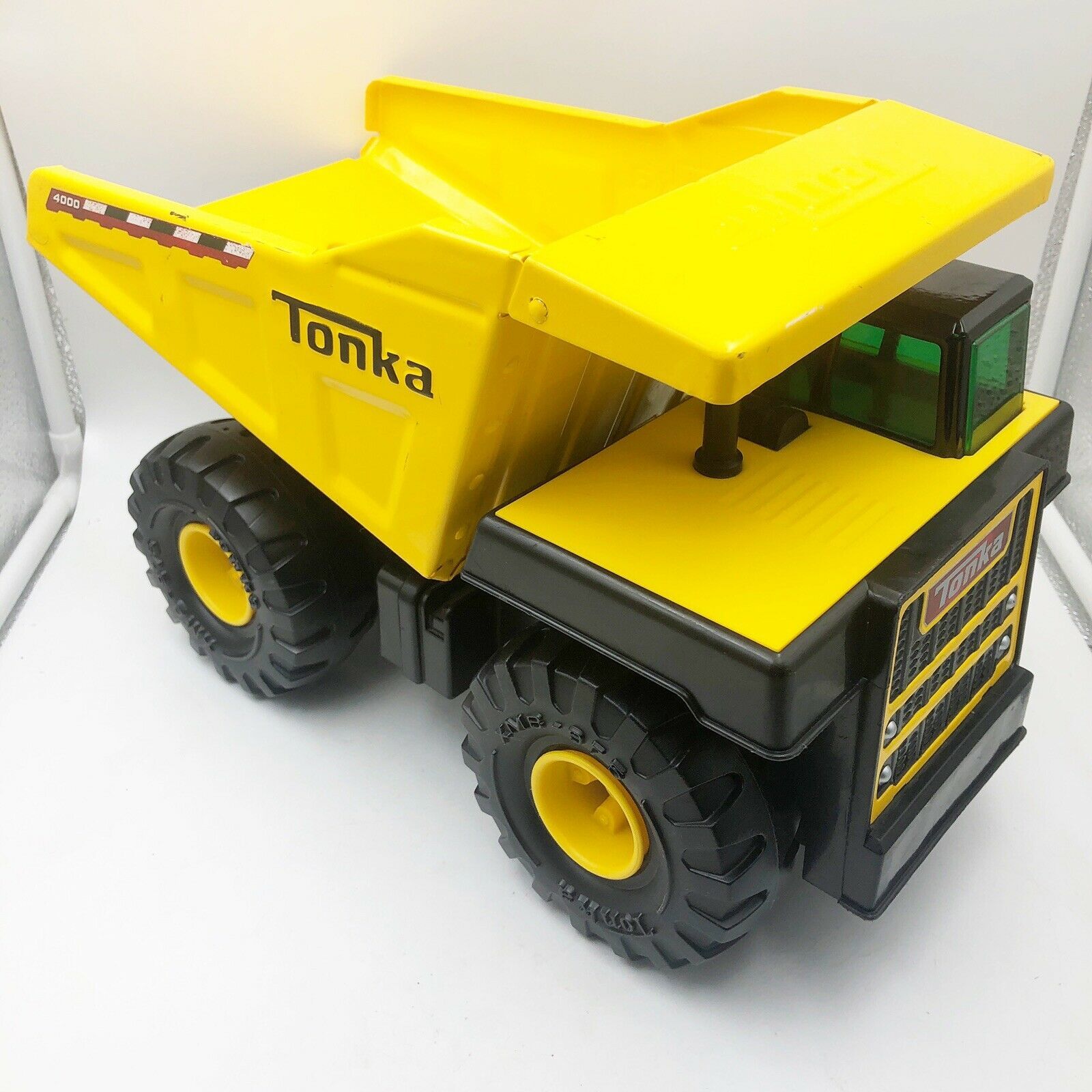 2012 HASBRO TONKA DUMP TRUCK 4000 Xmb 975 STEEL BED Authentic YELLOW