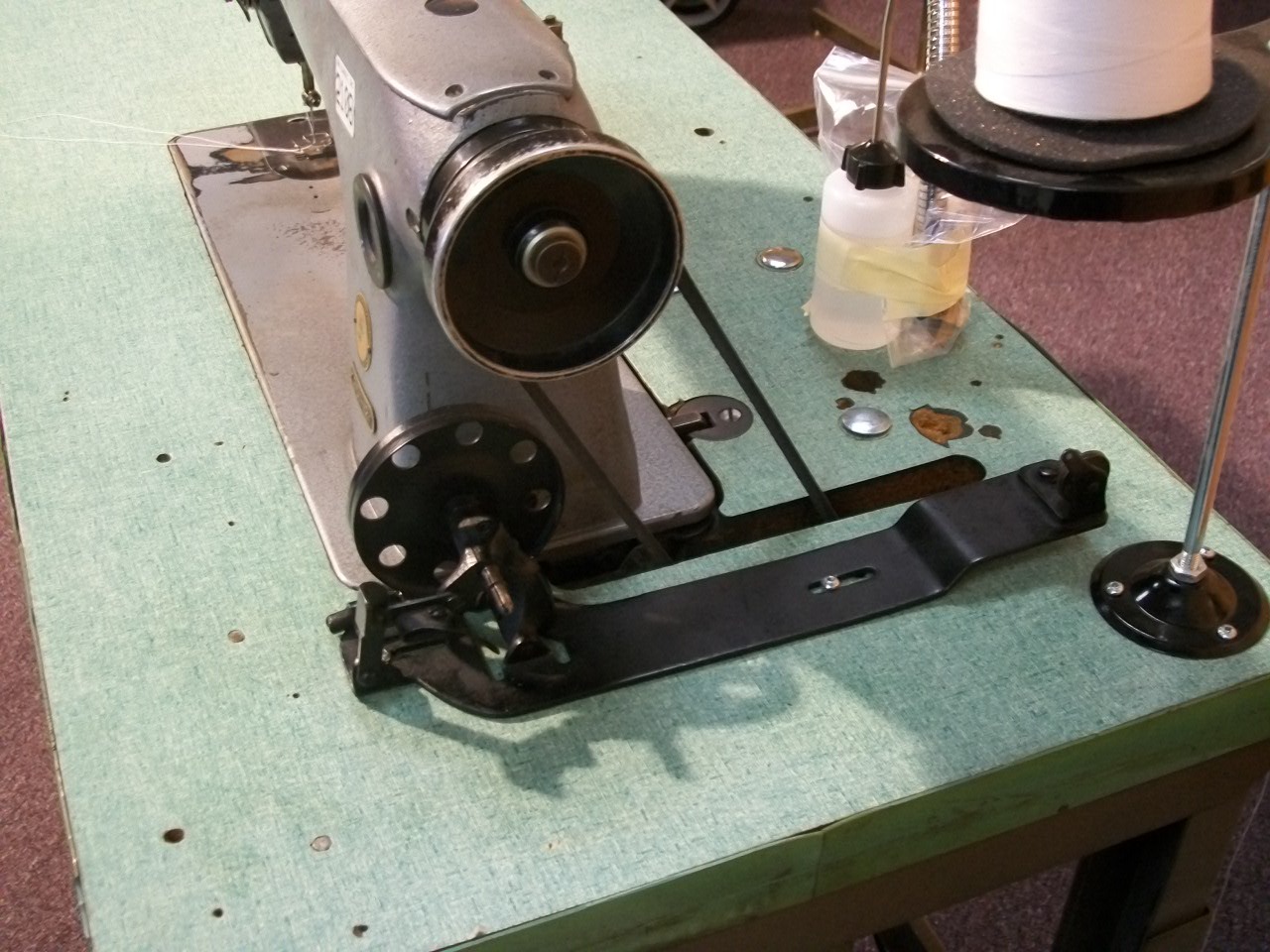 Singer 25112 Industrial Sewing Machine with Table Light and Thread