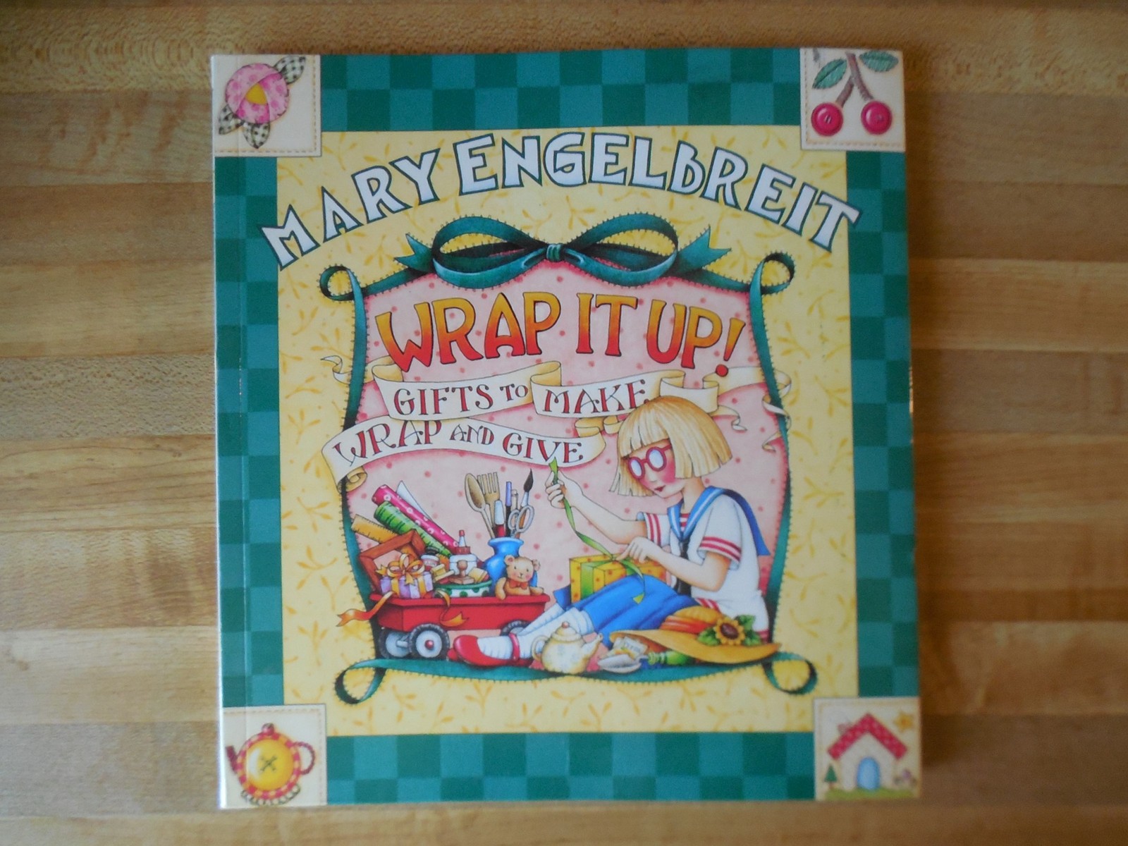 Primary image for Mary Engelbreit Wrap it Up! Gifts To Make - Wrap and Give 2004 publication