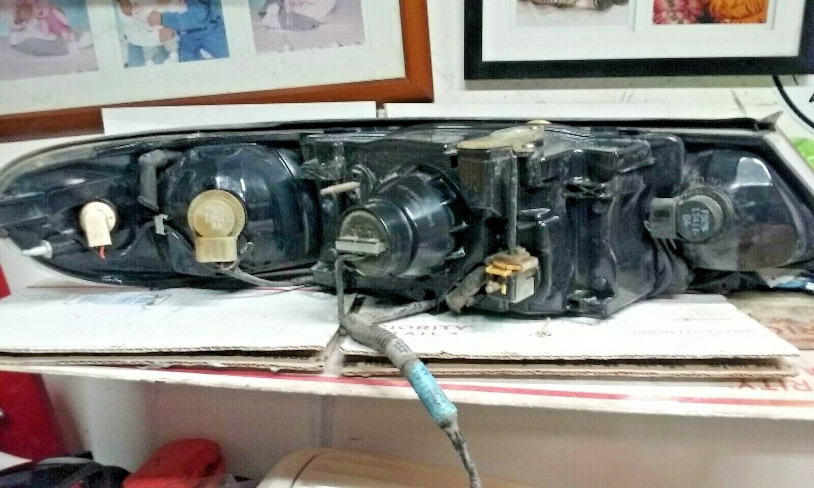 19982002 LINCOLN CONTINENTAL DRIVER LEFT HEADLIGHT ASSEMBLY Headlights