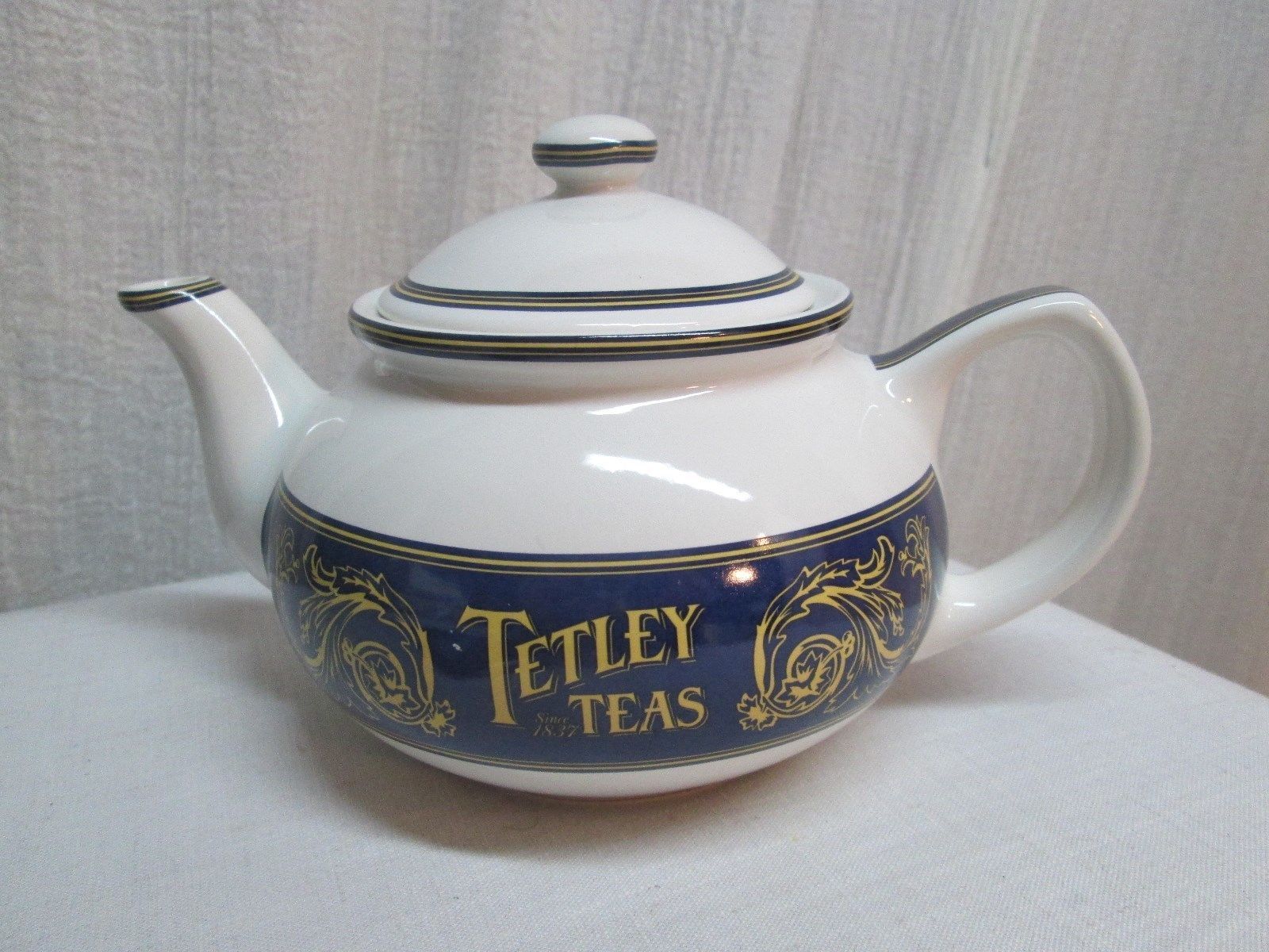 g60o Tetley Tea Teapot Tea Pot Cobalt Blue Gold Cream Collectible