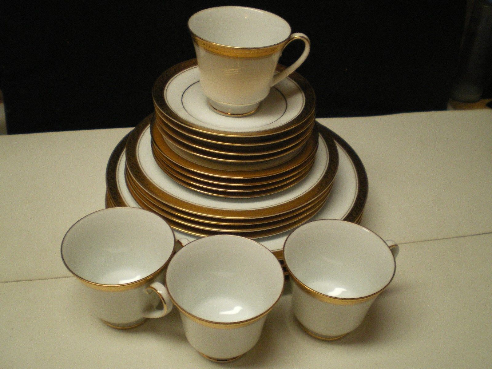 Noritake Crestwood Gold 20 Piece Dinnerware SetService for 4