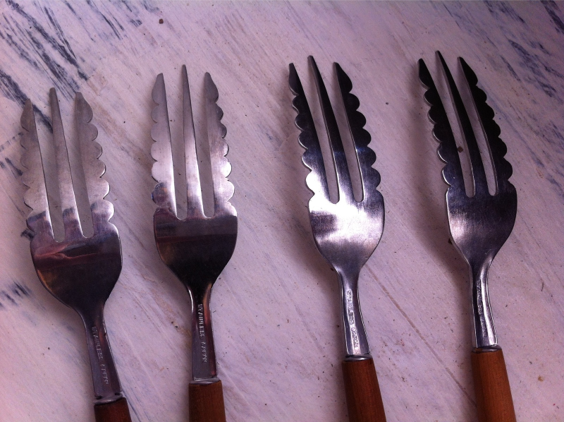 Vtg Set of 4 Stainless Steel 3 Tine ForksOutside Edges ScallopedWood