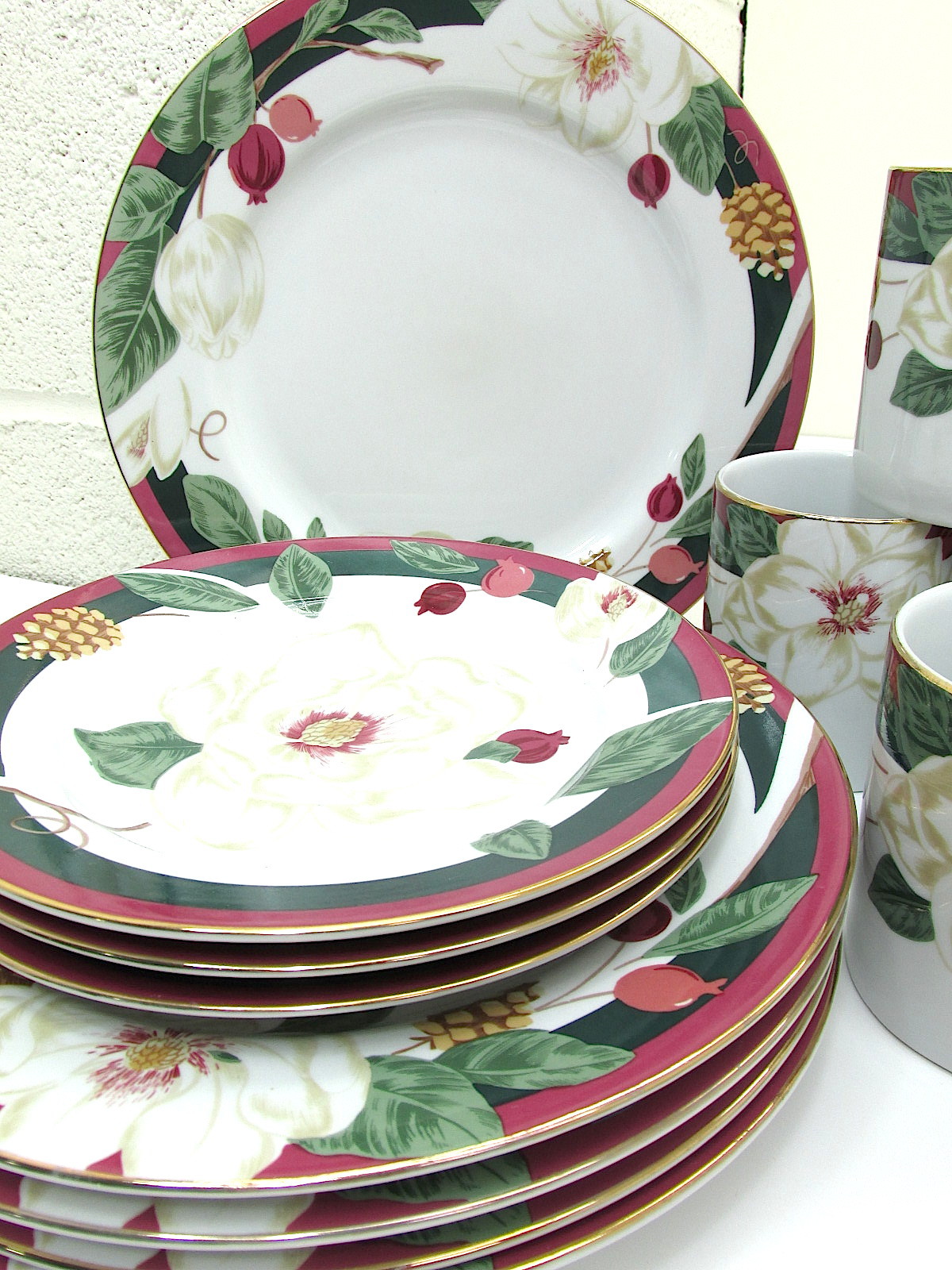 Tienshan Fairfield fine china, 'Magnolia' pattern, holiday floral, grn