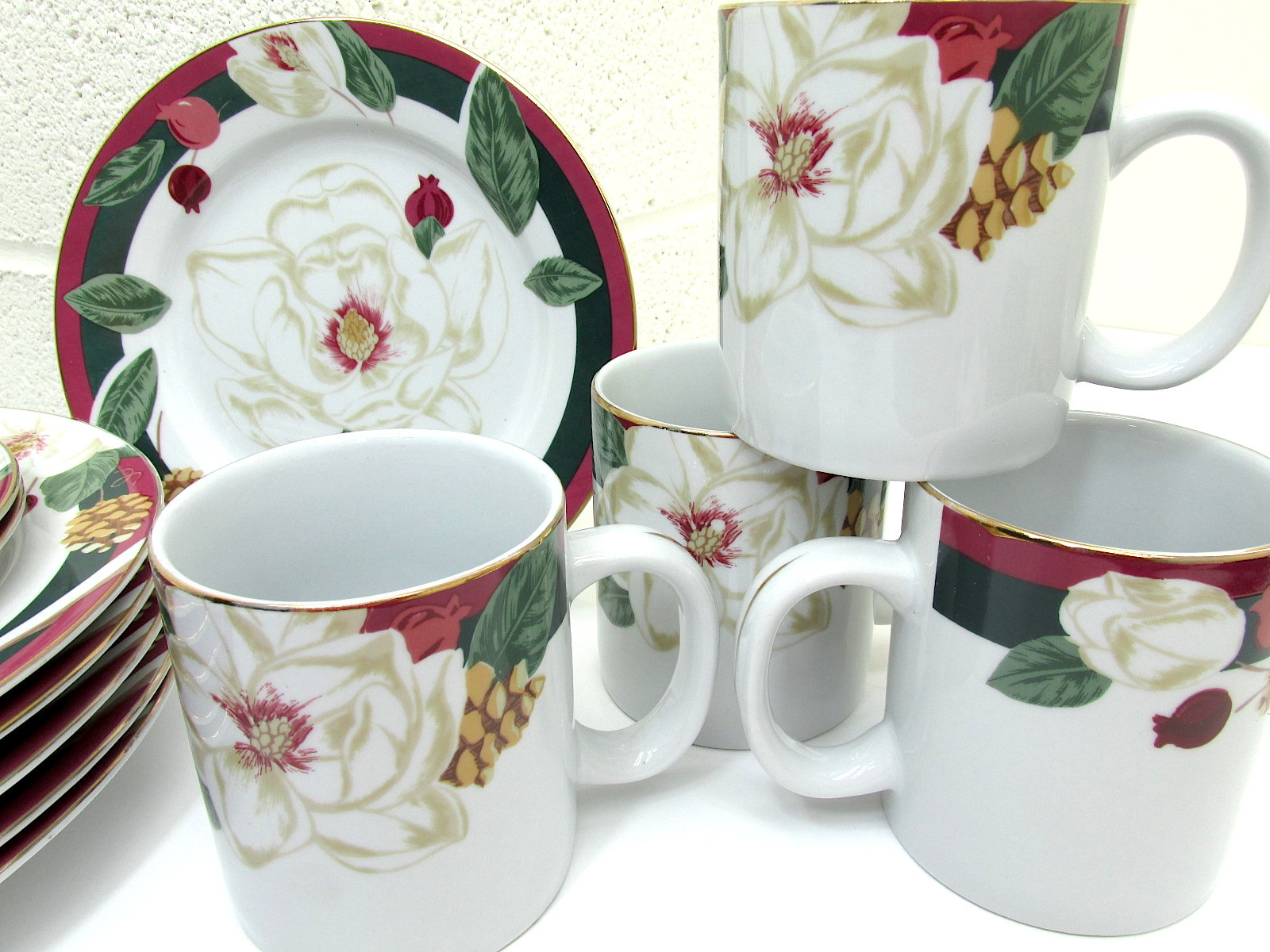 Tienshan Fairfield fine china, 'Magnolia' pattern, holiday floral, grn