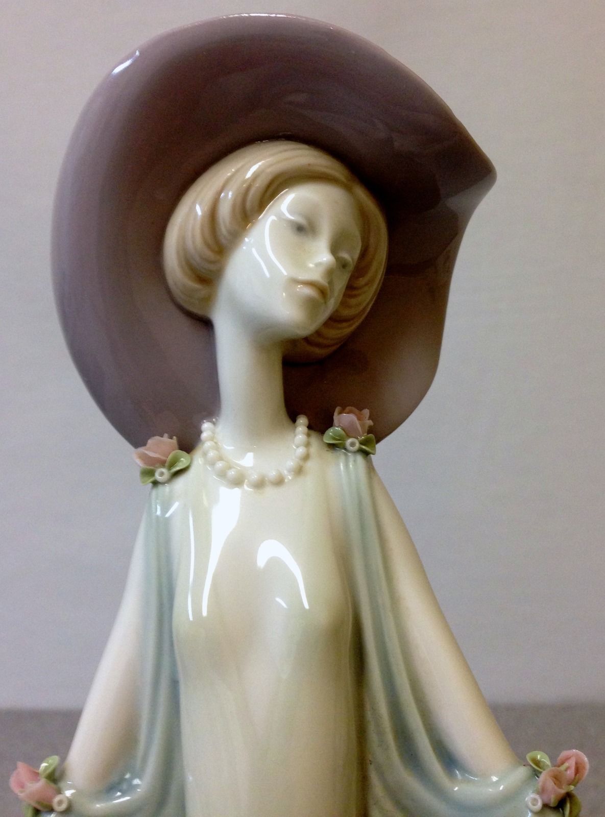 LLADRO RETIRED FIGURINE ELEGANT LADY Other