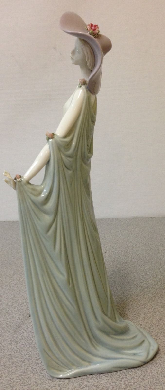 LLADRO RETIRED FIGURINE ELEGANT LADY Other