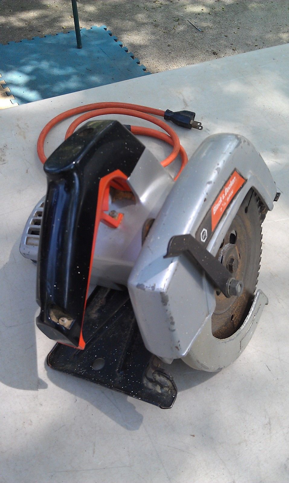 7V61 BLACK & DECKER CIRCULAR SAW 7310, 71/4", 120VAC 9.5A, GOOD