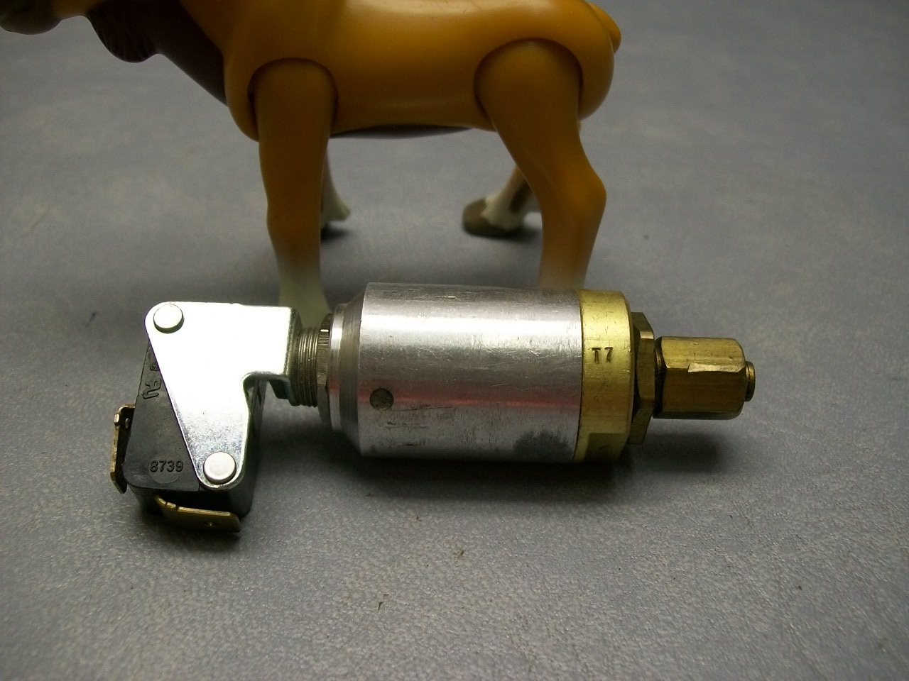 Clippard Cinti.o T7 Toggle Valve w/ CH Micro Switch Other Hydraulics