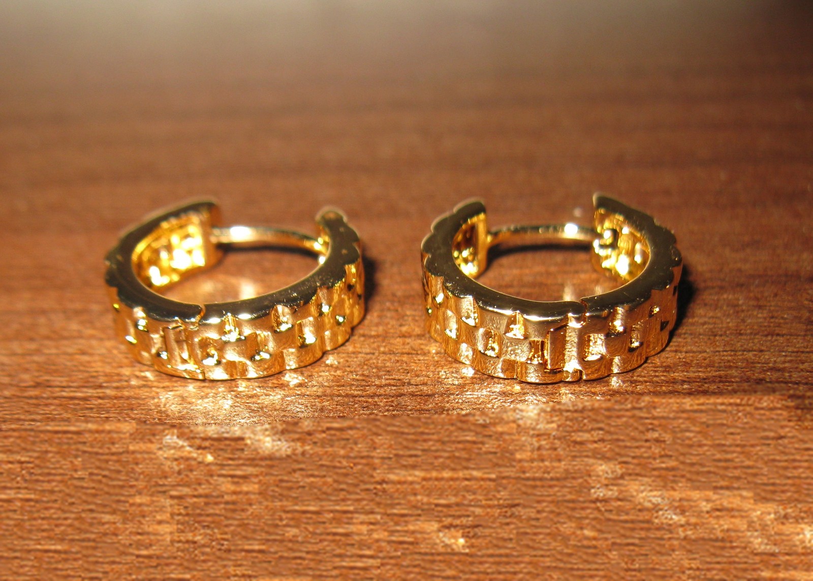 Elegant Gold Basket Weave Hoop Pierced Earrings Beautiful & New D435