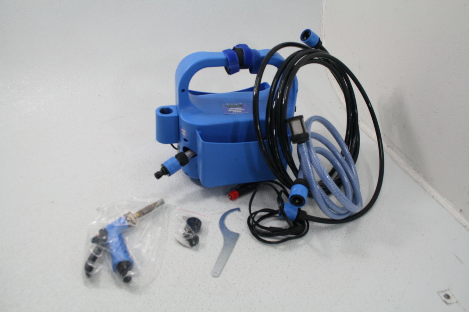 Trac Outdoor T10068 Portable Washdown Pump Kit 2 Gallons/Minutre Flow
