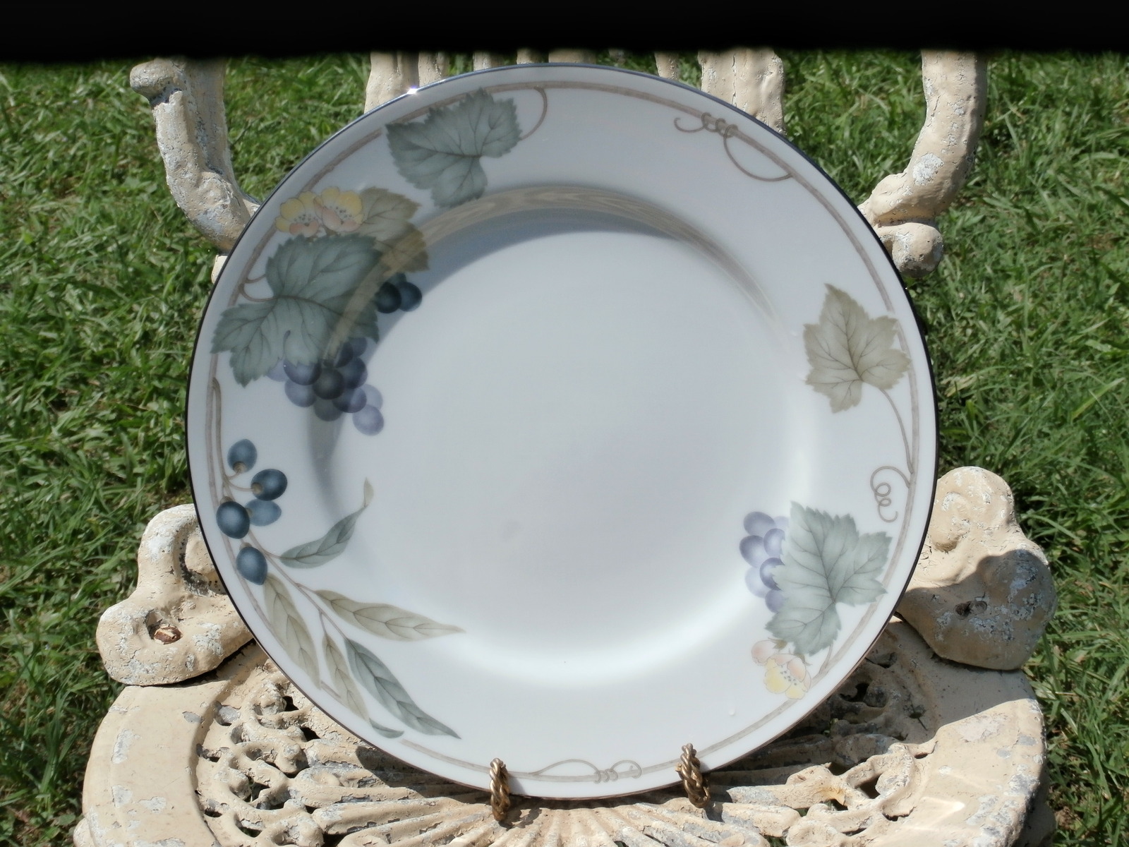 Noritake Grape Arbor Dinner Plate Grapes and Leaves Design Noritake