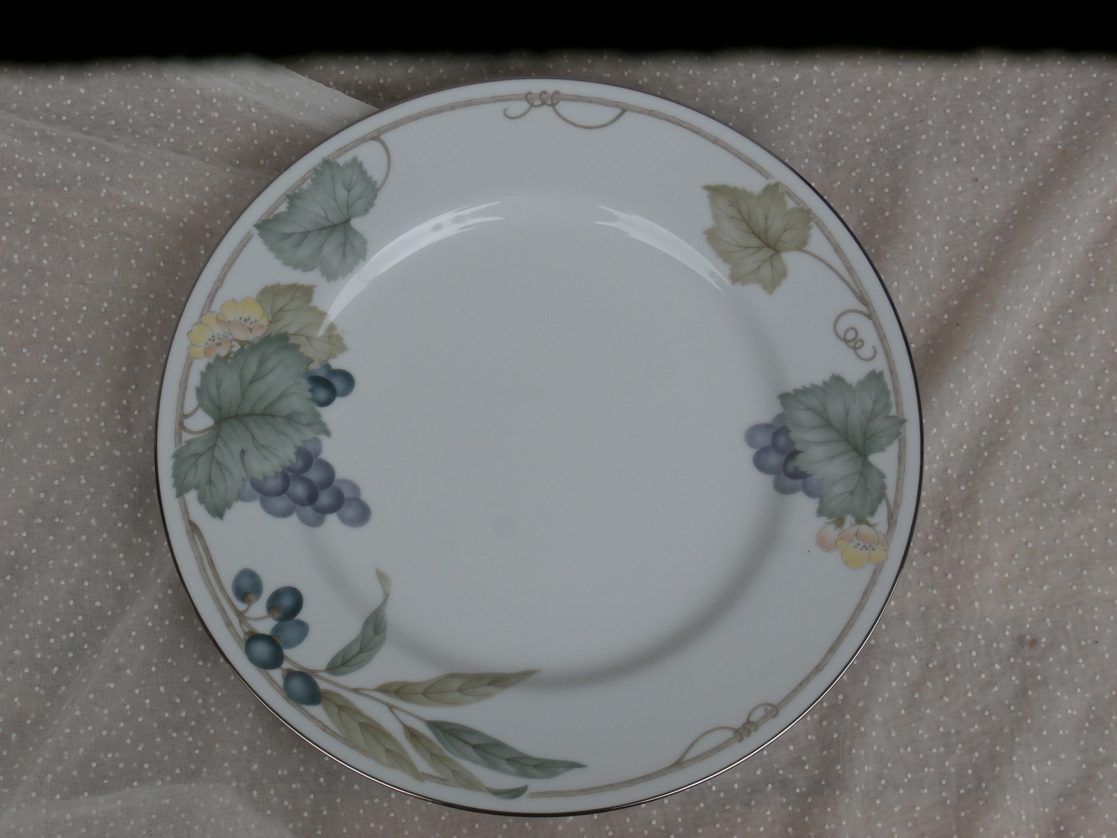 Noritake Grape Arbor Dinner Plate Grapes and Leaves Design Noritake