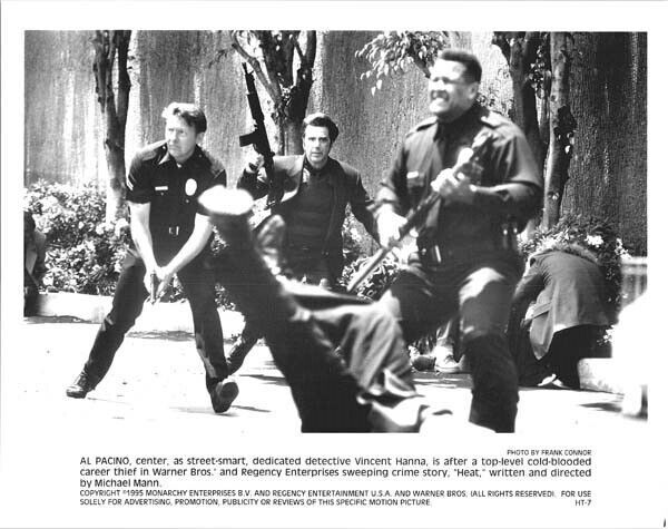 Heat 1995 original 8x10 photo Al Pacino runs with rifle and men