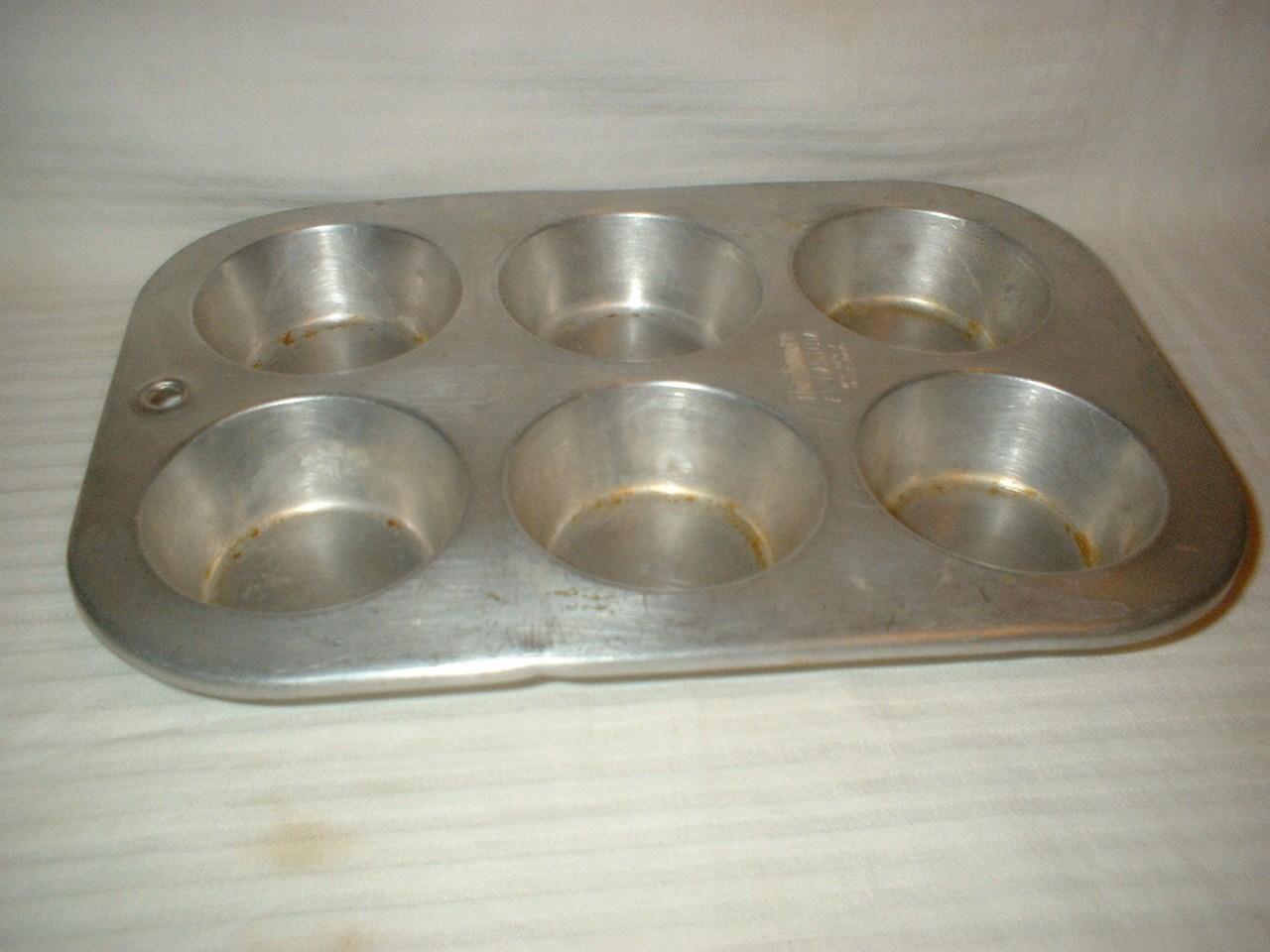 Vintage WORTHMORE Aluminum 6 Cupcake / Muffin Pan Lightweight EUC
