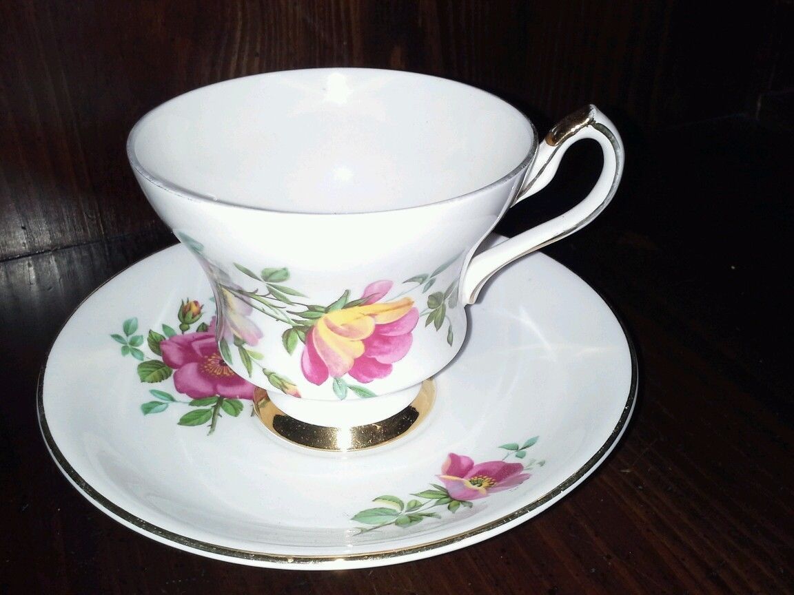 ROYAL WINDSOR FINE BONE CHINA CUP AND SAUCER SET (ENGLAND) Other