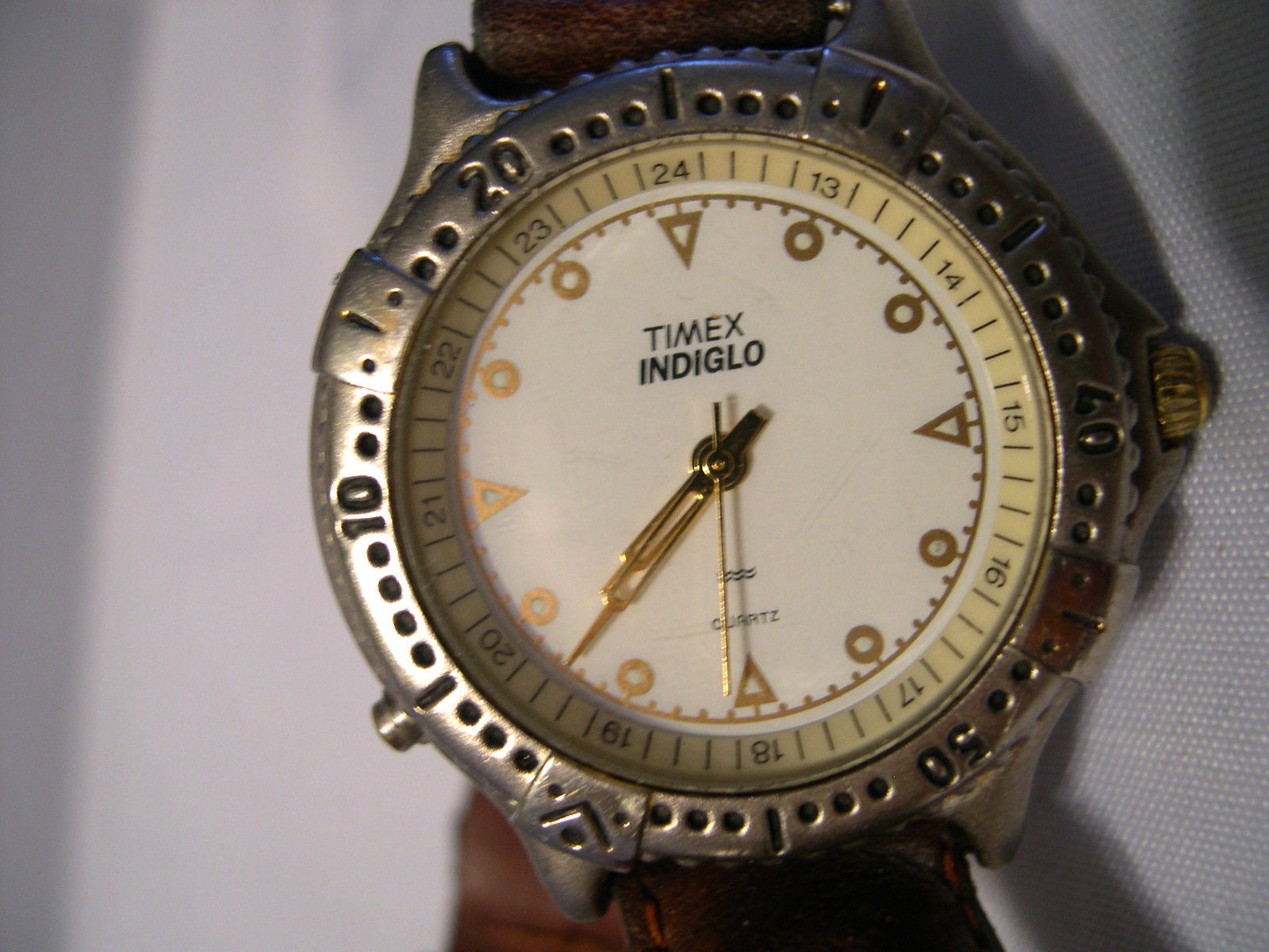 az TIMEX INDIGLO Gold Tone Mens Watch on 9"Leather Band White Face