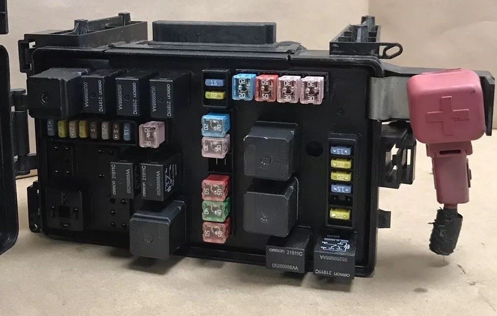 2007 Chrysler 300 Integrated Power Fuse Box Module
