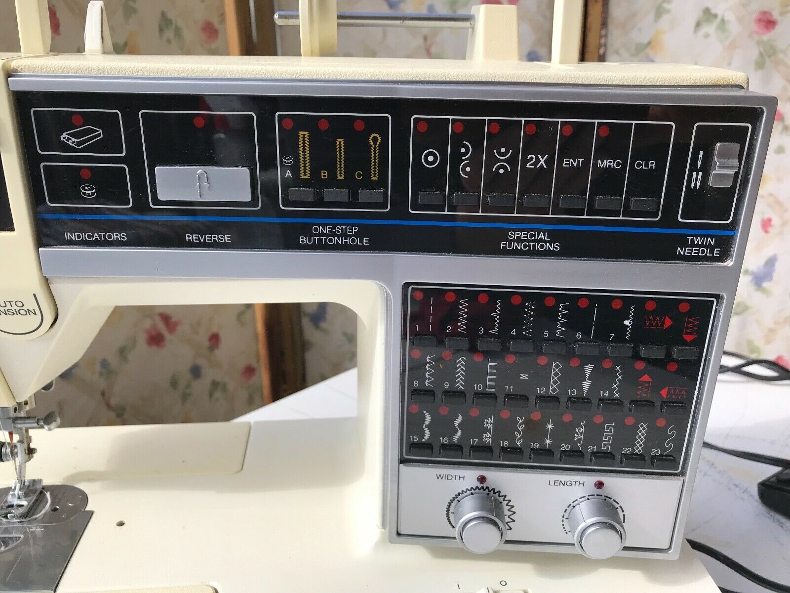 VINTAGE SINGER SEWING MACHINE LIMITED EDITION MODEL 6268 Machines