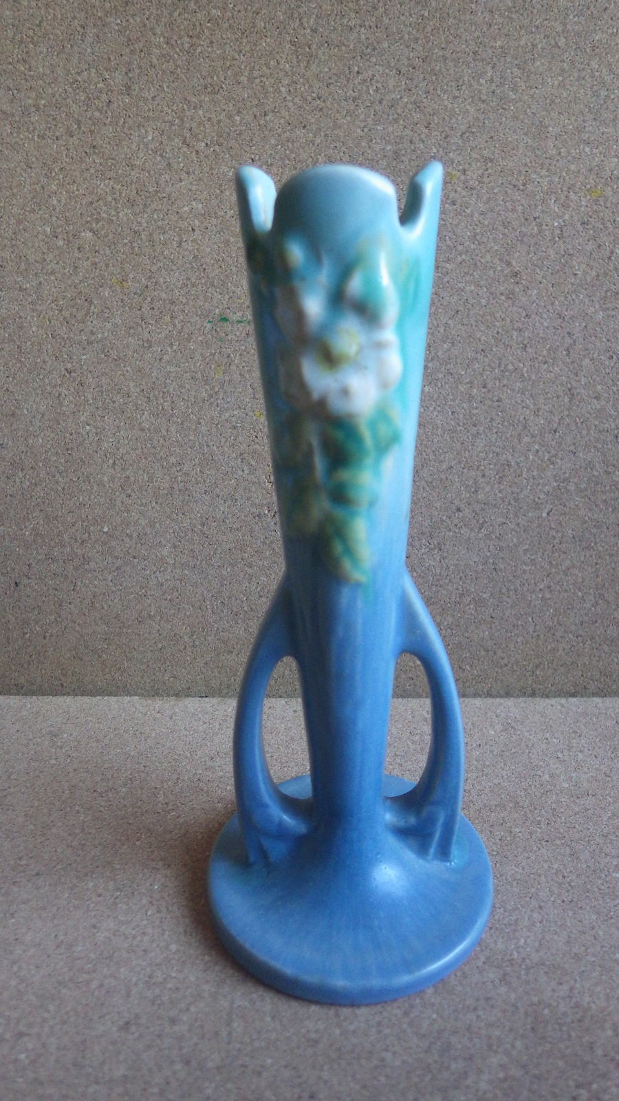 VINTAGE 1940 ROSEVILLE ART POTTERY WHITE ROSE BUD VASE BLUE 9957 EXCELLENT COND Vases