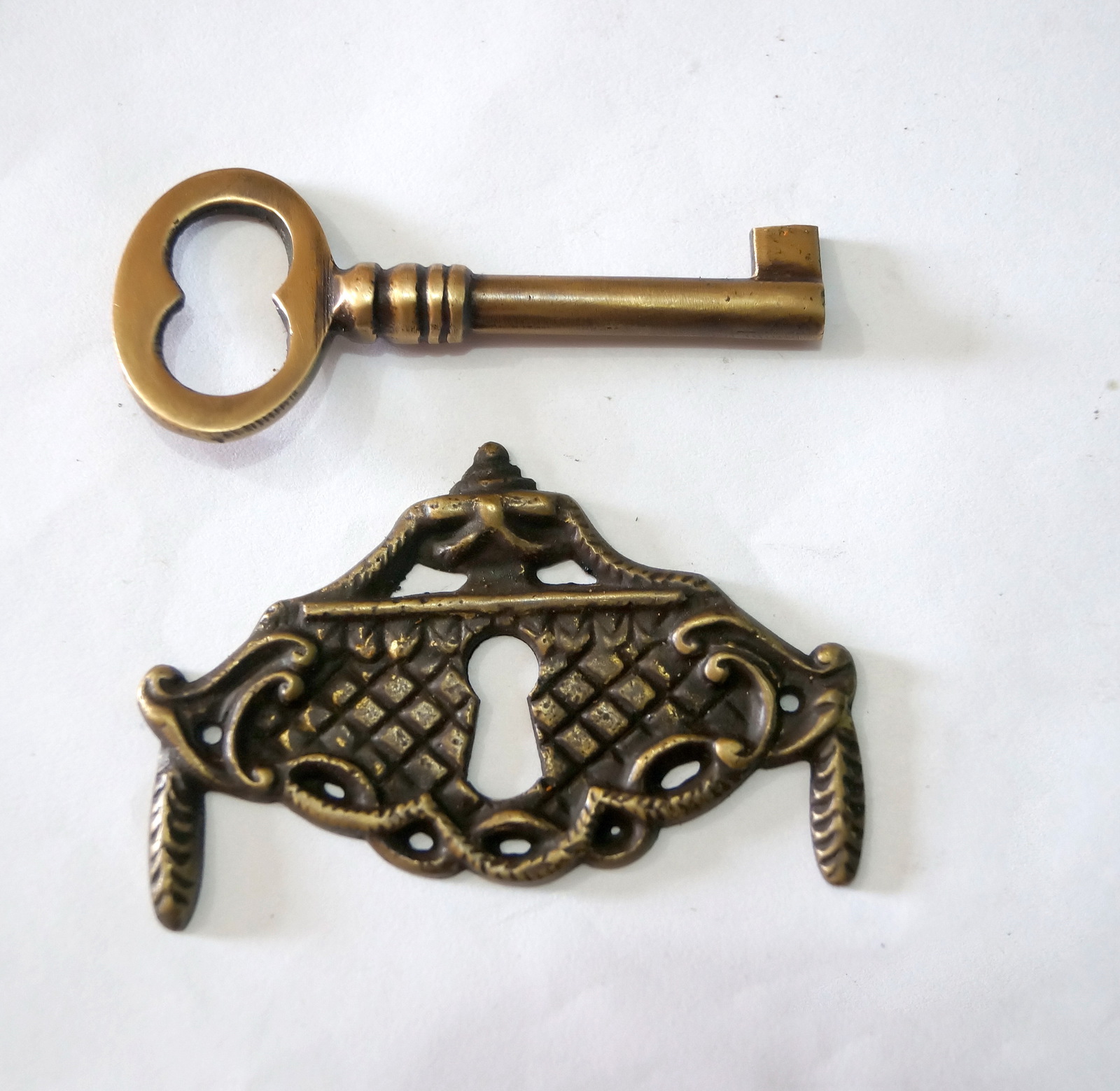 Set Vintage Victorian CURTAIN Key Hole with Brass SKELETON KEY